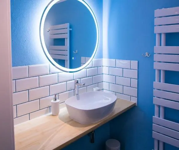 In Quiet Quarter, 20 Min To Center