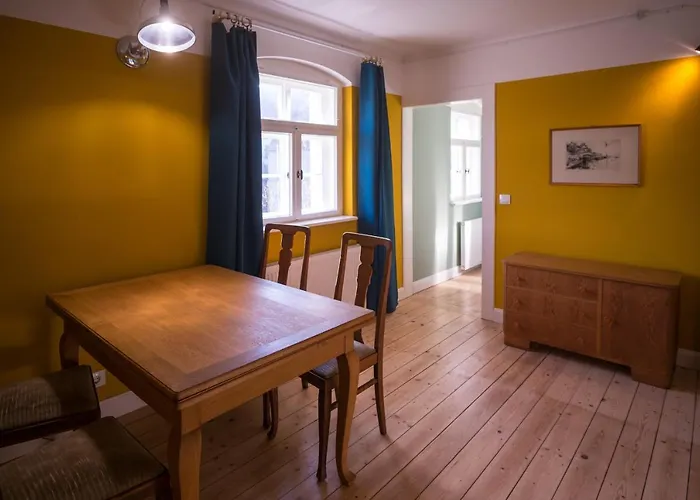 In Quiet Quarter, 20 Min To Center