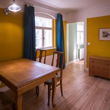 In Quiet Quarter, 20 Min To Center