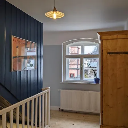 In Quiet Quarter, 20 Min To Center